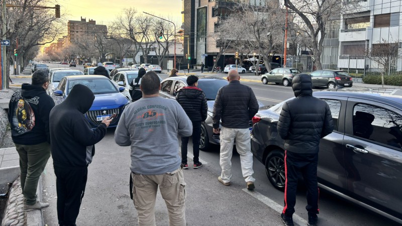 Choferes de ubers protestan en Mendoza por bajas ganancias